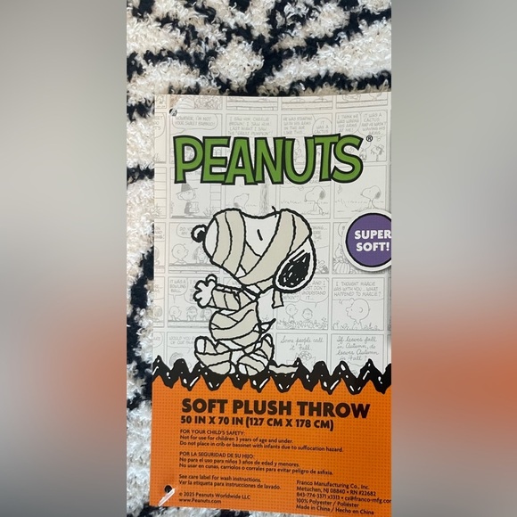 Snoopy Halloween vampire reversible throw blanket black and white 50 x 70 inches - Picture 4 of 4